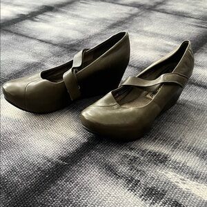 Tsubo Olive Wedge Leather Shoes